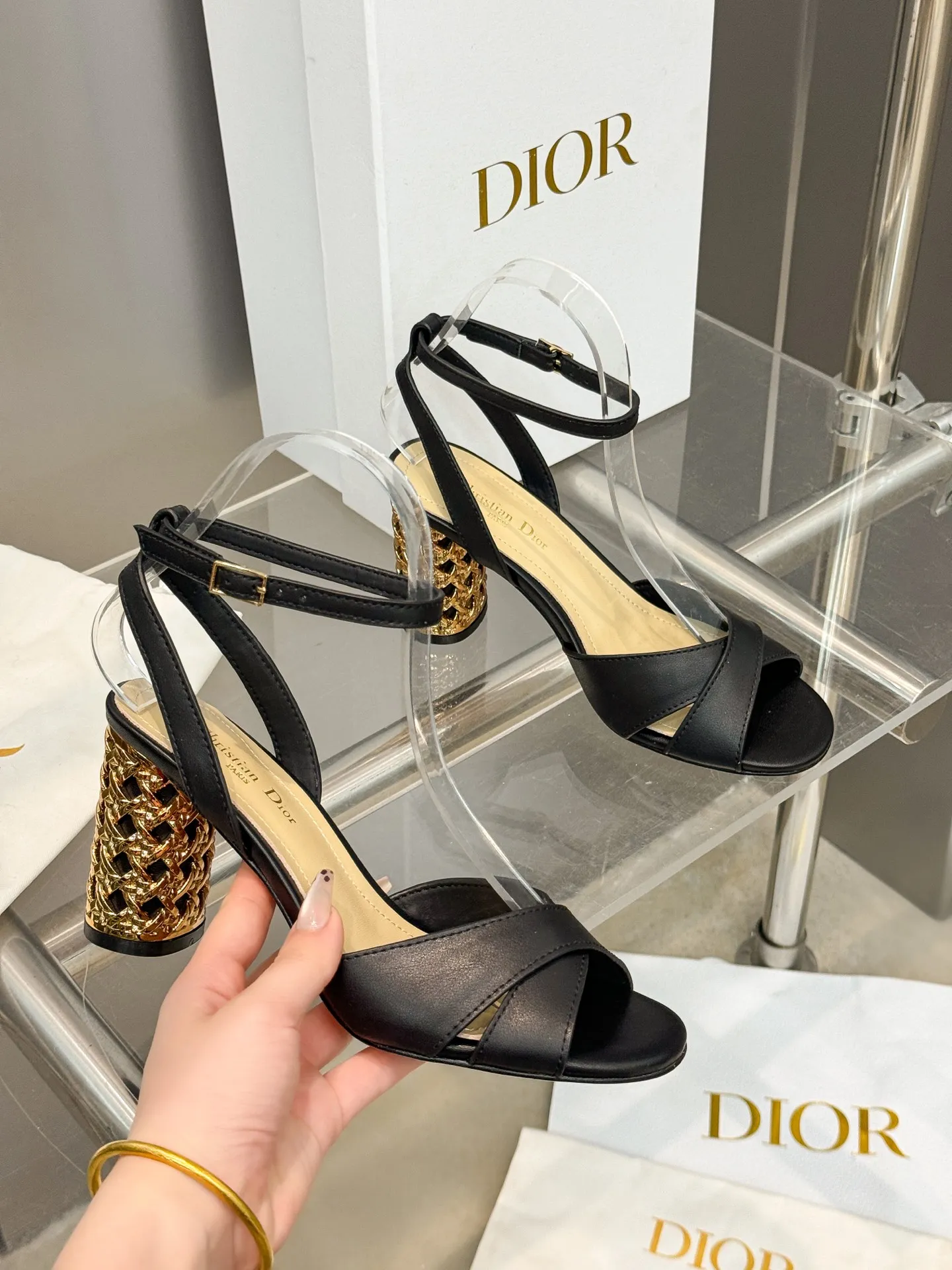 👟👟Ex-factory price 560👟👟 Dior 2024 autumn and winter new Icon series cylindrical heel ankle strap women's shoes CD star same style high-heeled round toe cross strap color matching sandals Material: imported full-grain calfskin upper + water-dyed sheepskin lining feet + Italian genuine leather outsole Heel height: 8.5CM Size: 35-42 Standard code (40.41.42. Customized, non-refundable)